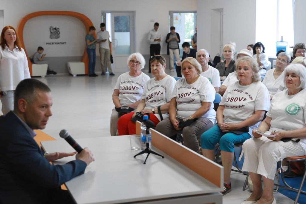 Михаил Евраев встретился с «серебряными» волонтерами