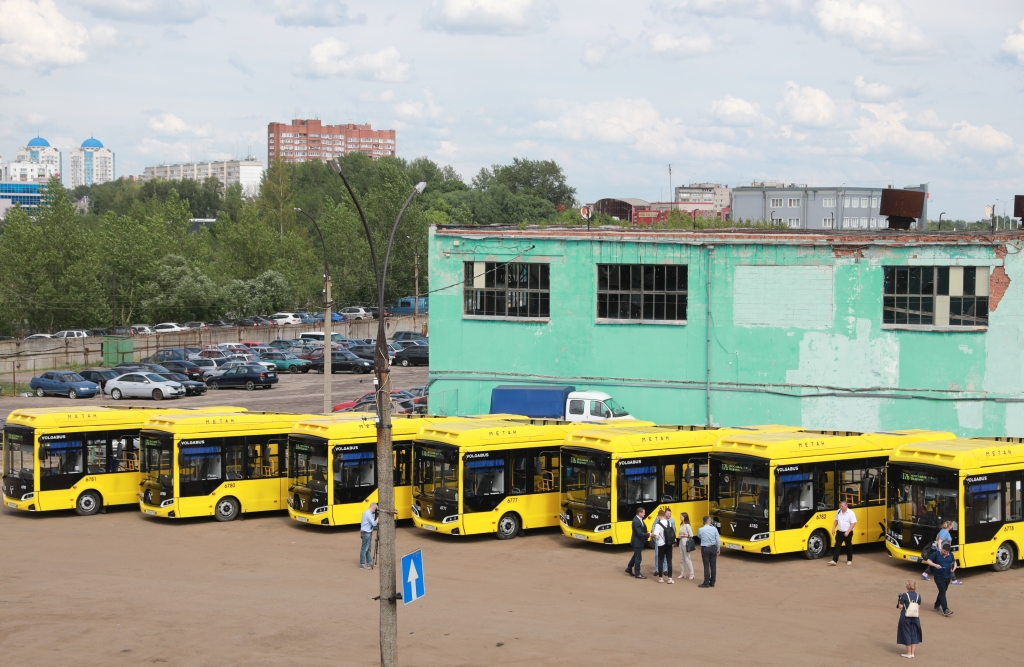 Утром Михаил Евраев вместе с первыми пассажирами опробовали новые автобусы