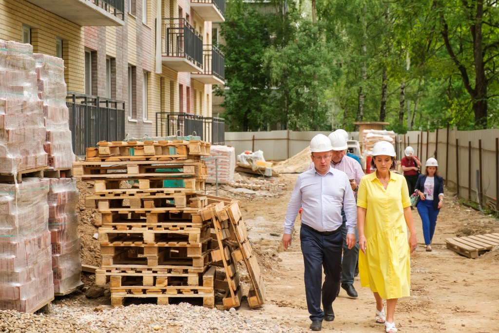 Группа губернаторского контроля проверила строительство новой школы в Ярославле