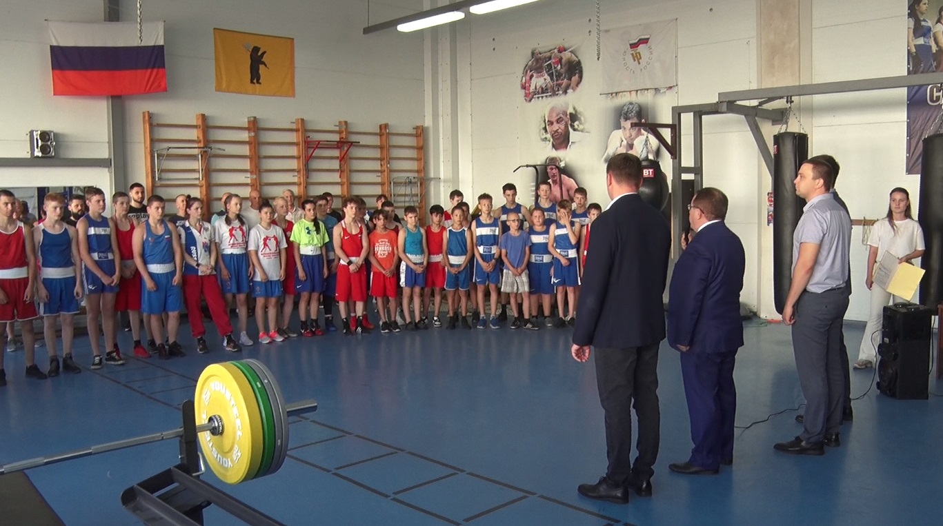 Ярославская спортивная школа №20 получила новый спортивный инвентарь