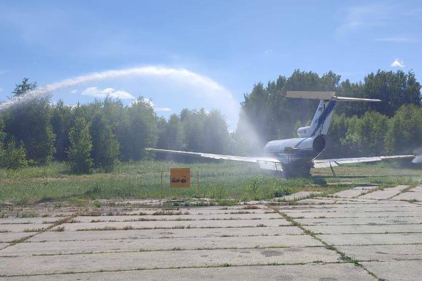 В Ярославле тренировались сбивать огонь с самолета и спасать пассажиров