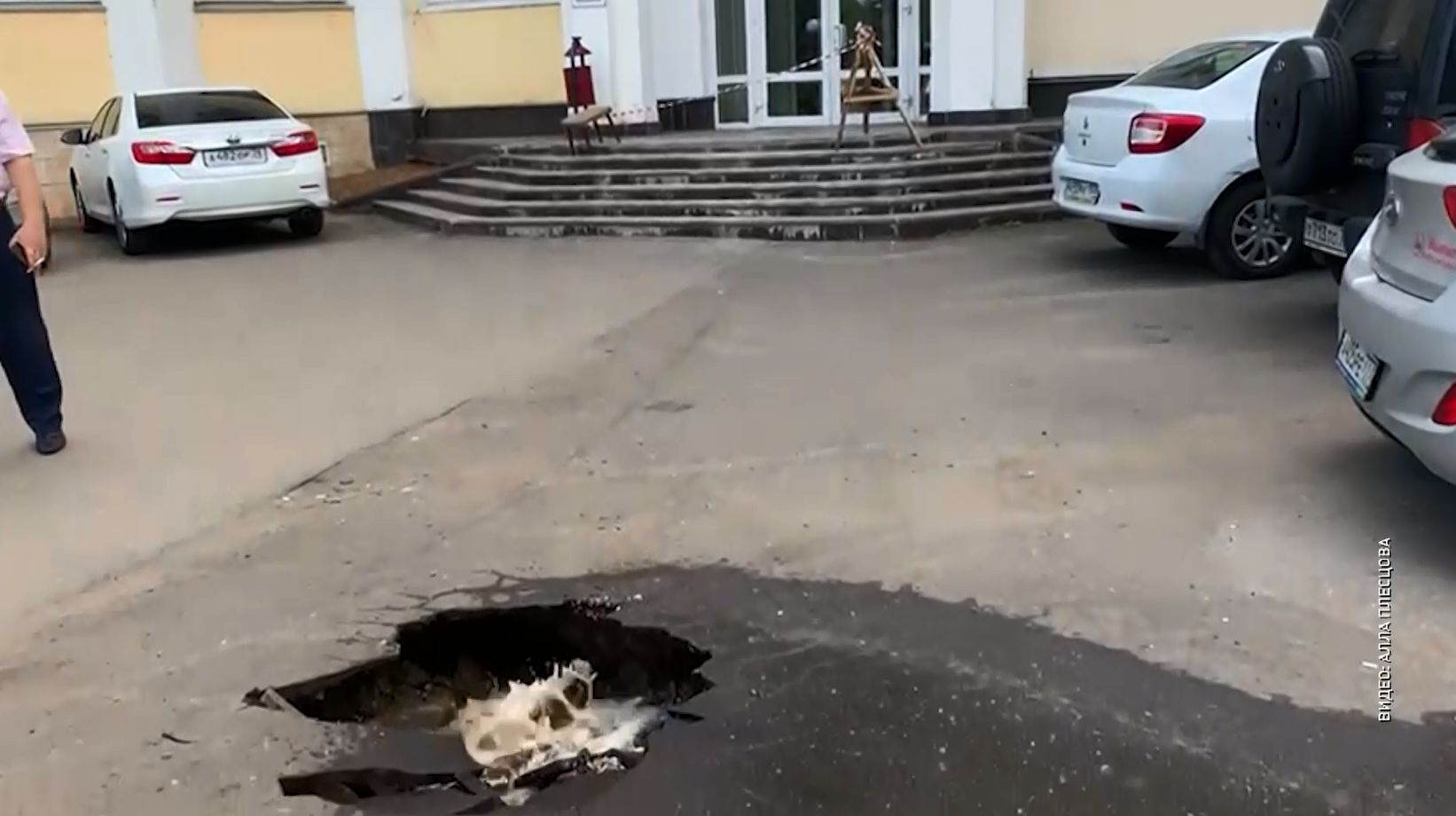 Была аварийная ситуация: власти взяли под контроль подмыв асфальта в центре Ярославля