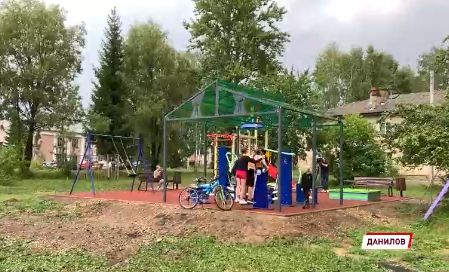 В Данилове подростки подпортили красоту на новой детской площадке
