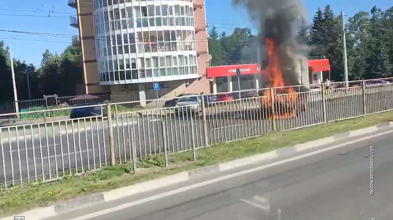В Ярославле посреди проезжей части загорелась «Газель»
