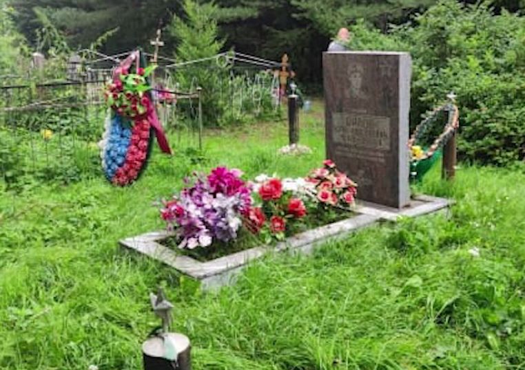 Их ищут даже местные жители: в Ярославской области осквернили могилу ветерана