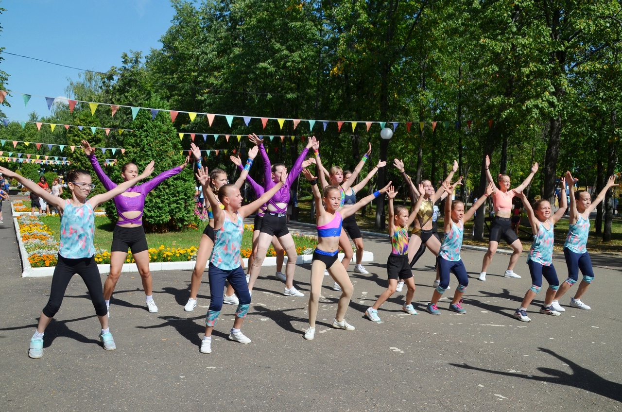 В День физкультурника в Ярославле провели массовую зарядку и мастер-классы по разным видам спорта