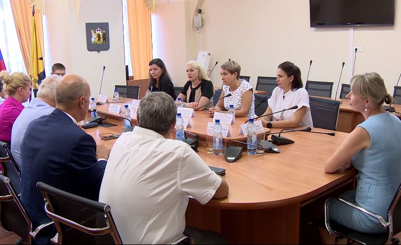 Региональные парламентарии пообщались с делегацией из ДНР