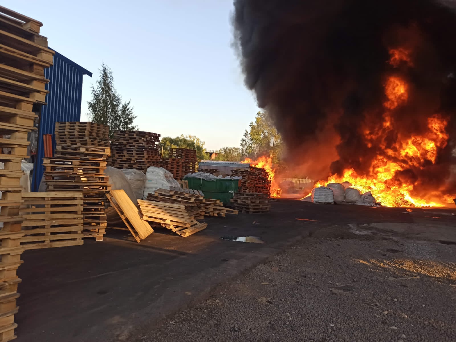 В Ярославской области горит склад завода полимерной продукции