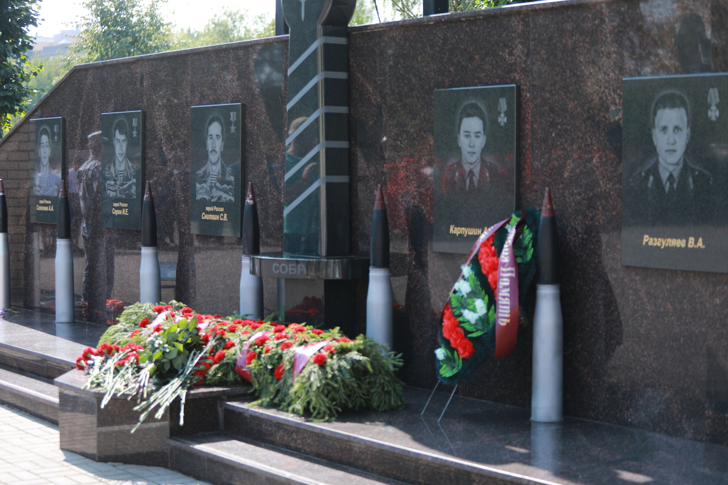 Михаил Евраев вместе с росгвардейцами почтил память погибших бойцов