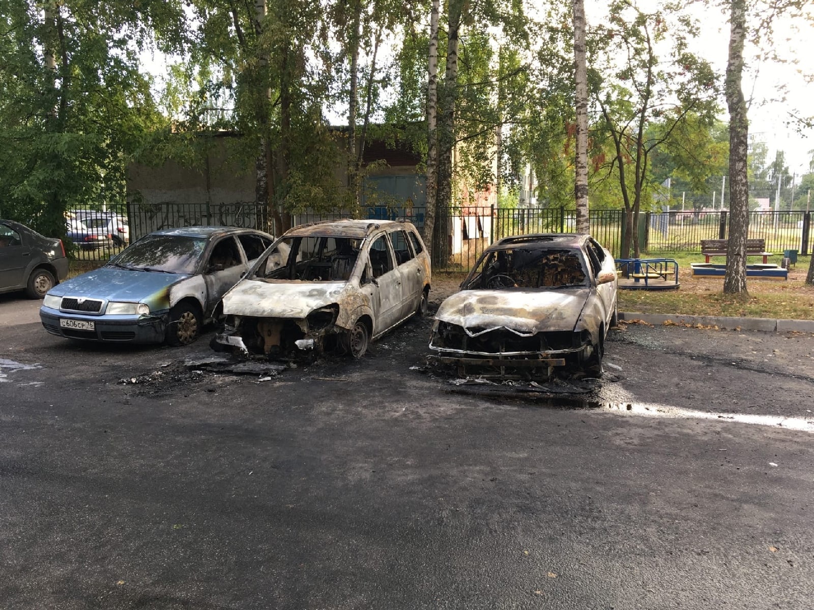 Новости заволги ярославля. Машина во дворе. Три машины. Волга сейчас машина. Сгорели машины в Ярославле.