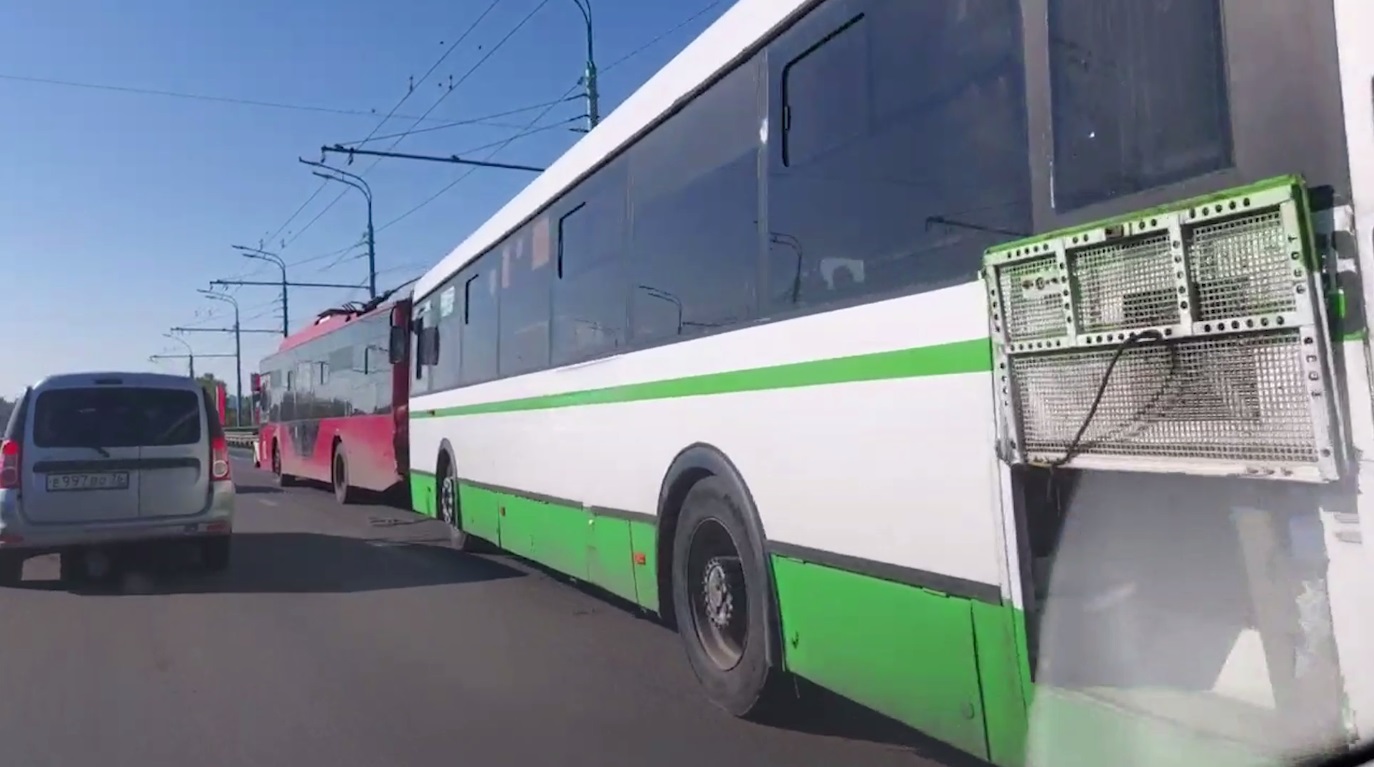 Пострадал человек: на мосту через Которосль рейсовый автобус столкнулся с троллейбусом
