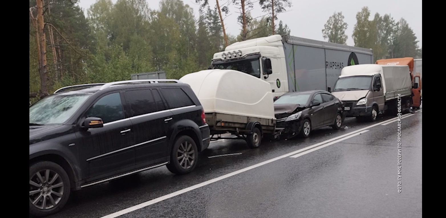 На трассе под Ярославлем столкнулись 4 авто