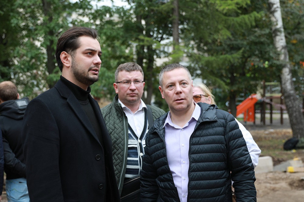 Михаил Евраев проверил ход ремонта дворов в Ярославле