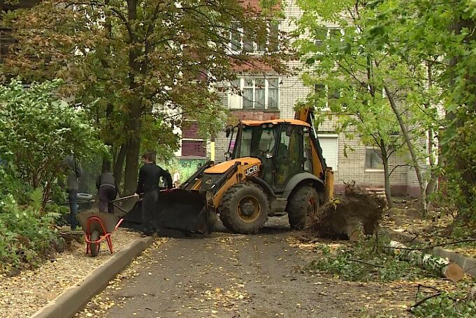 В Ярославле продолжают убирать поваленные деревья после штормового ветра