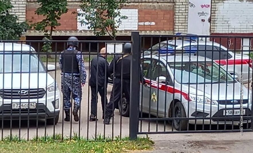 Ярославцы в сетях сообщили о вооруженном человеке в школе: комментарий полиции