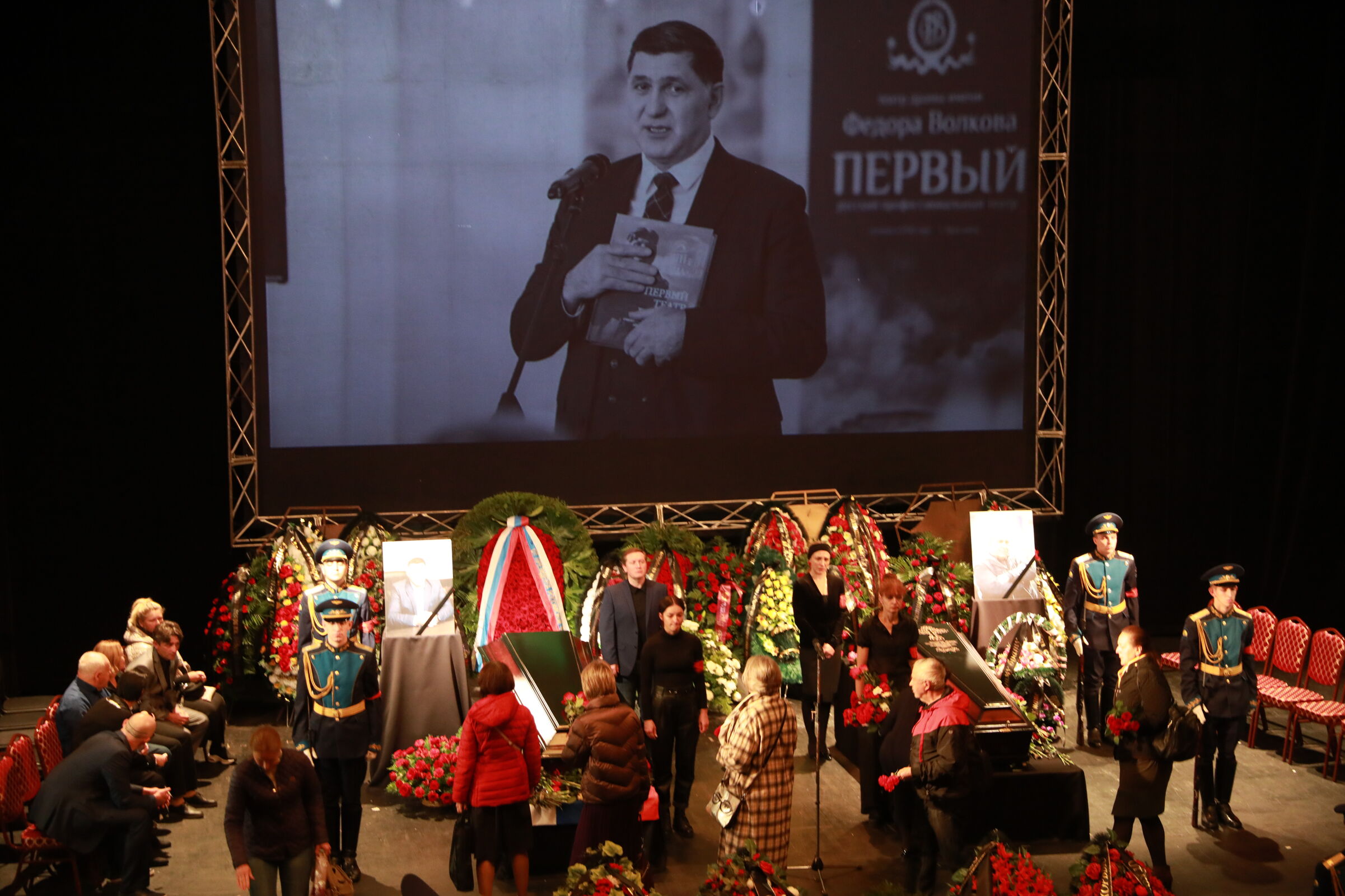 В Ярославле проходят траурные мероприятия в связи с трагической гибелью в дорожной аварии заслуженного артиста России Сергея Пускепалиса