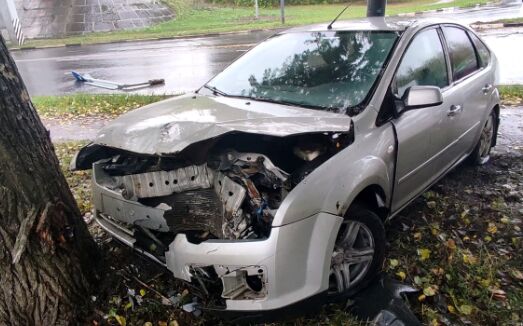 Лопнуло колесо на мокрой дороге: иномарка врезалась в дерево в Ярославле