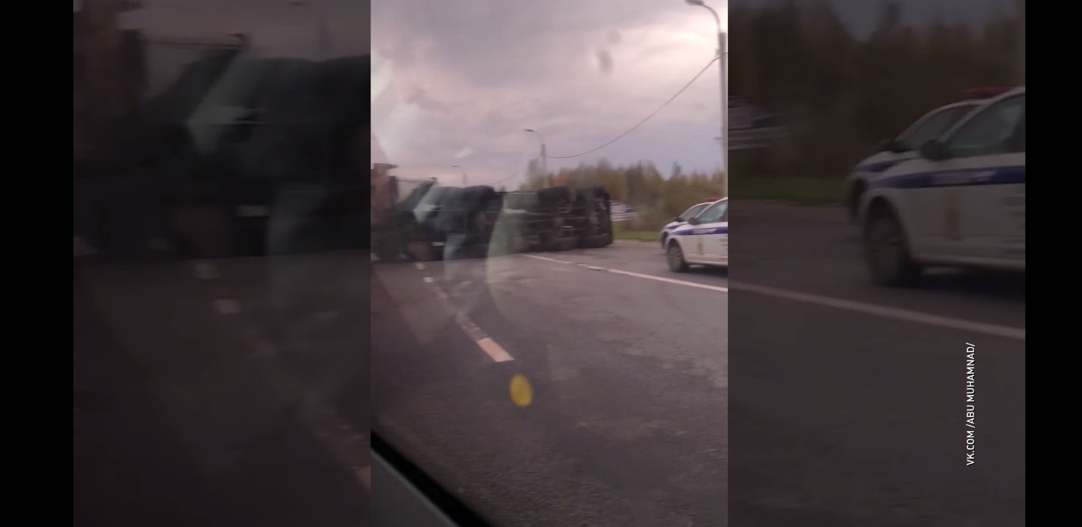 На трассе Ярославль-Кострома перевернулся КАМАЗ военной полиции