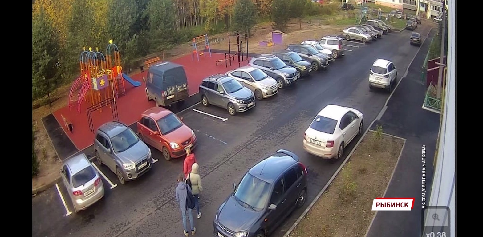 В Рыбинске нашли водителя, заехавшего на новенький игровой комплекс на улице Моторостроителей
