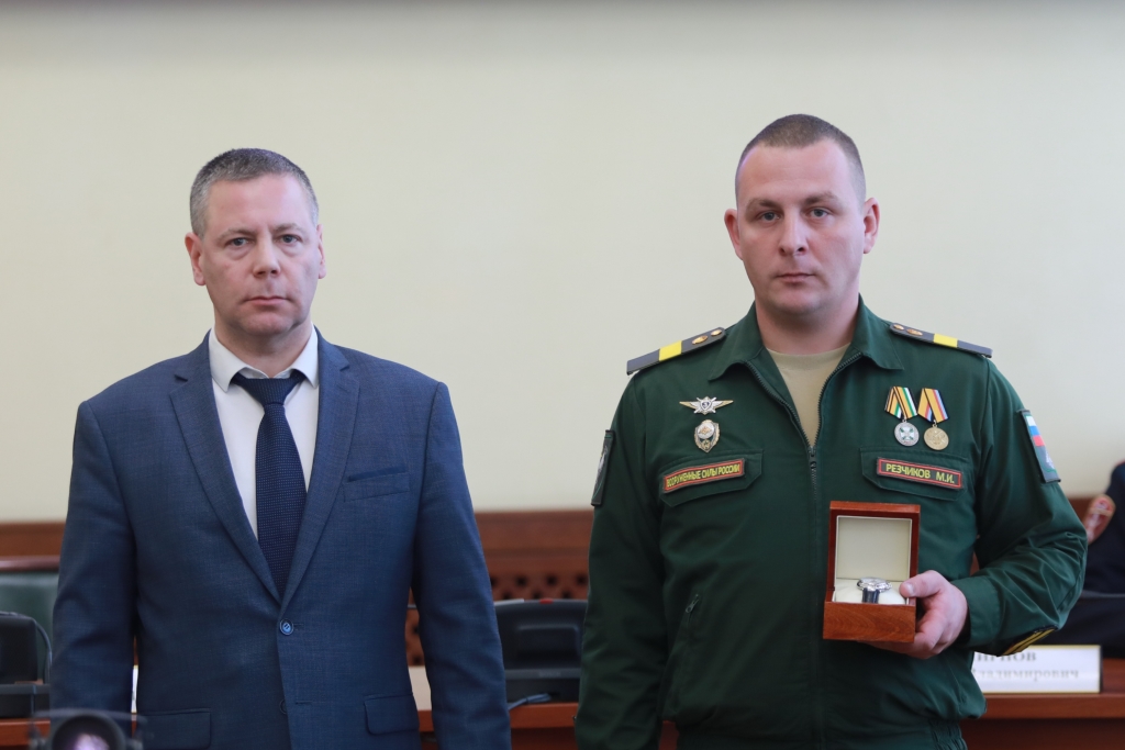 Михаил Евраев встретился с участниками СВО и вручил награды