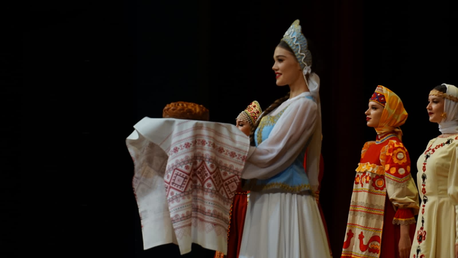Лучшие модельеры национальных костюмов представляют свои коллекции в Ярославле