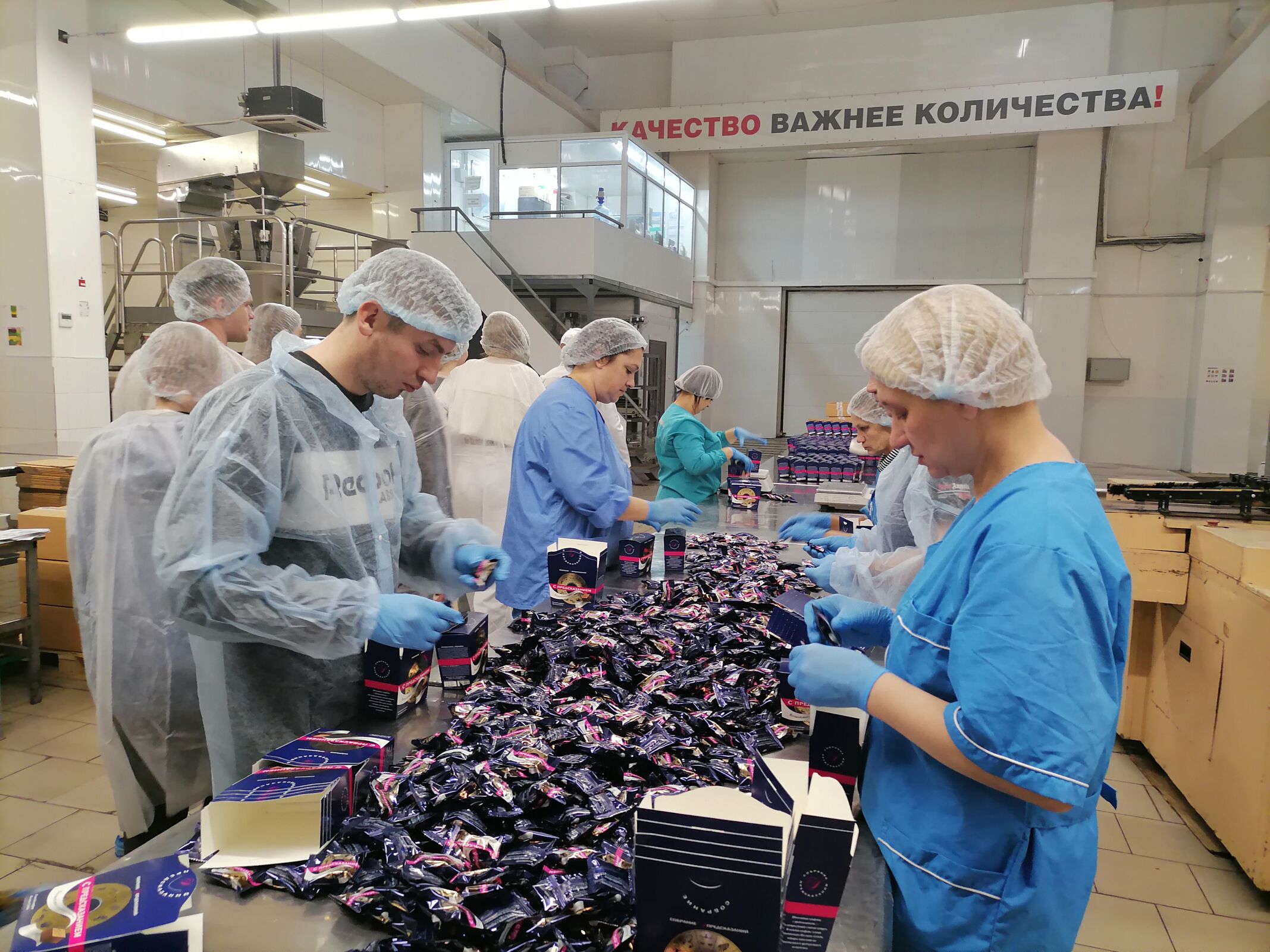 Студентам показали, как работает фабрика шоколада в Ярославской области