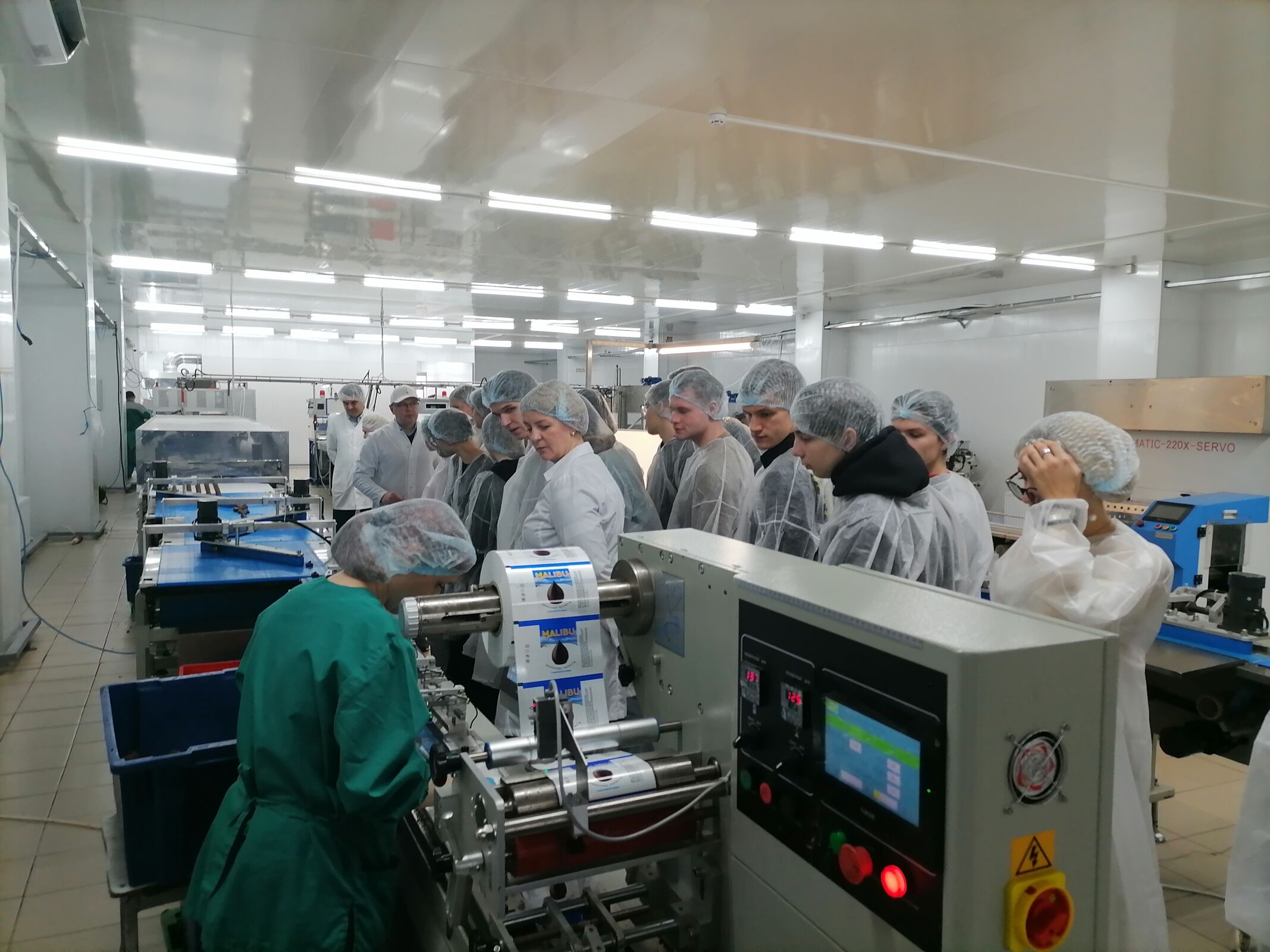 Студентам показали, как работает фабрика шоколада в Ярославской области
