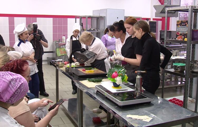 В Ярославском колледже индустрии питания прошел мастер-класс от именитого кондитера