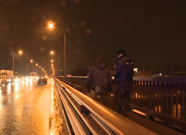 Оказался в сложной жизненной ситуации: на Октябрьском мосту спасли мужчину