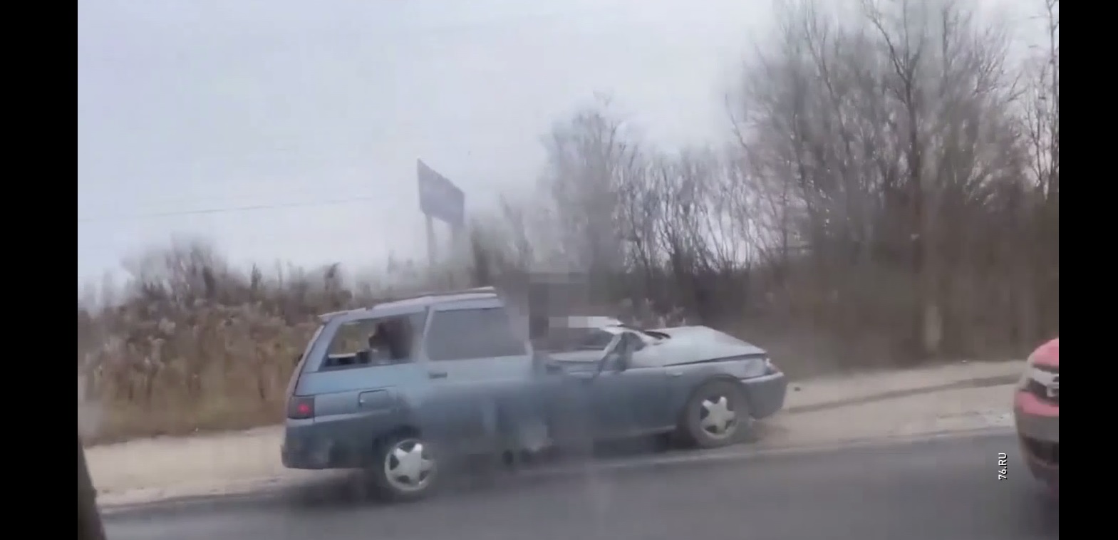 Столбы из фургона вылетели и разбили лобовое стекло легковушки в Ярославле