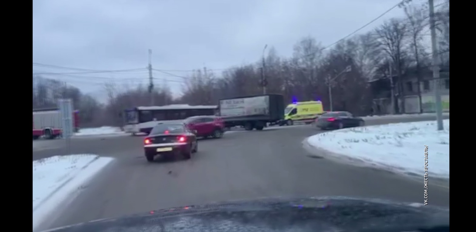В Ярославле грузовик врезался в пассажирский автобус девятнадцатого маршрута — среди пострадавших ребенок