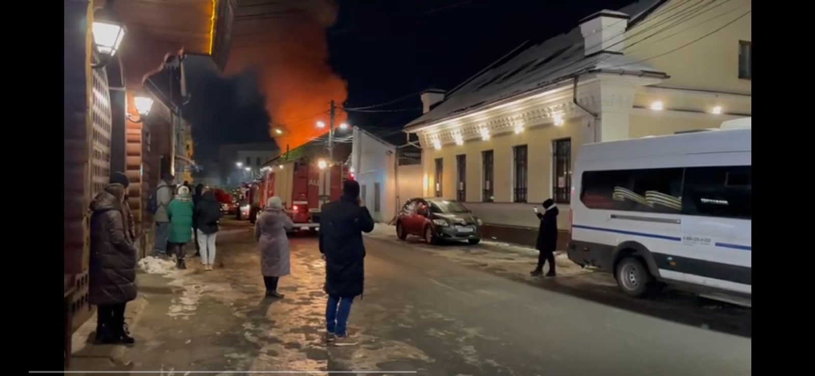 Гигантское пламя и белый дым: в Ярославле борются с крупным возгоранием в центре