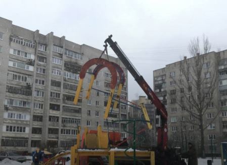 На очереди - семь адресов: в Ярославле демонтируют сломанные детские площадки
