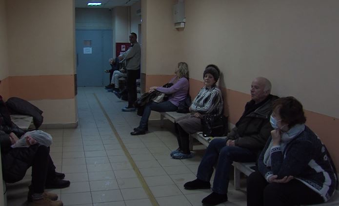 За сутки - 90 пострадавших: в Ярославле продолжается борьба с последствиями снегопада и гололедом