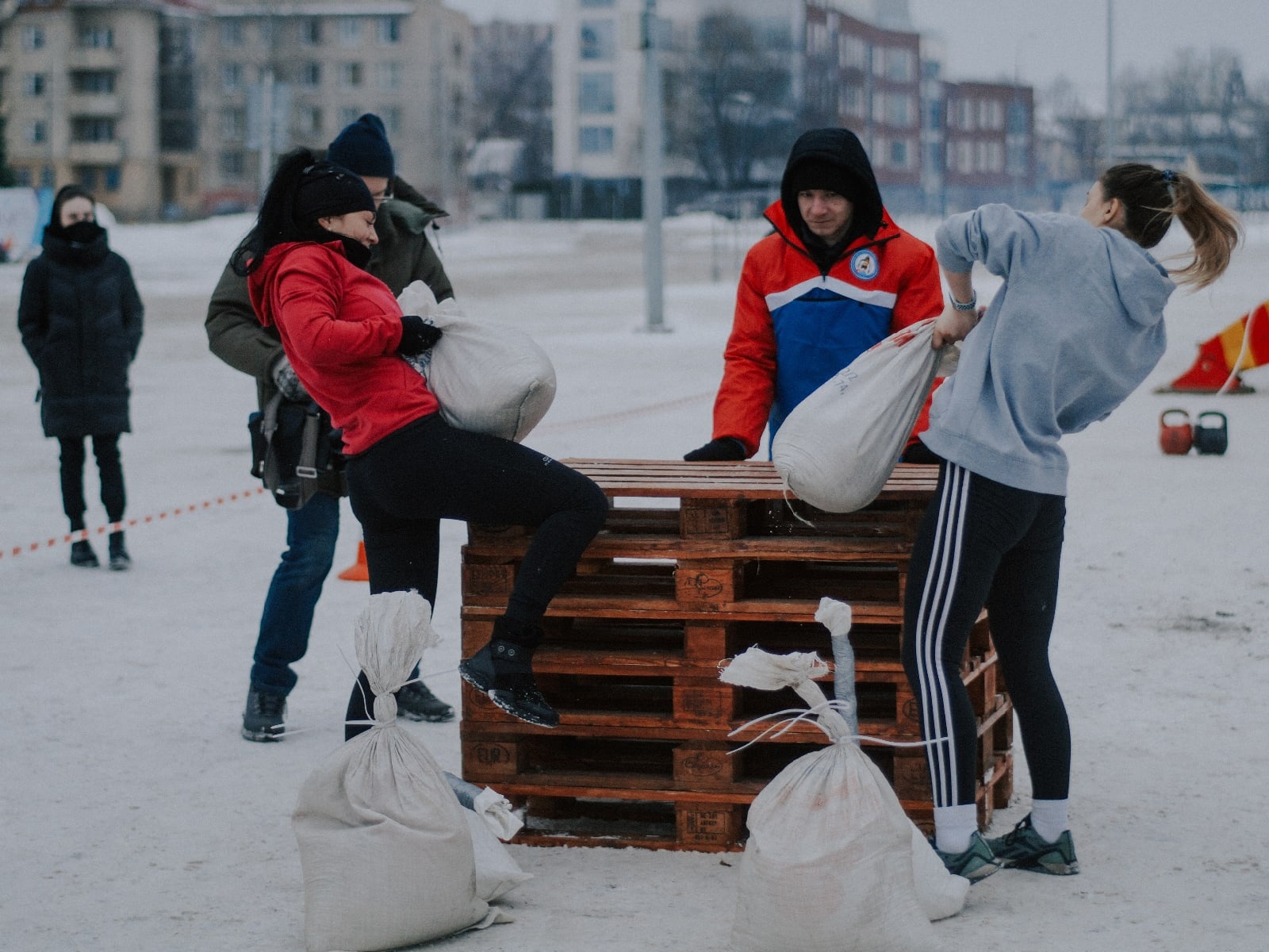 Сильные и выносливые: в Ярославле прошли зимние соревнования спасателей