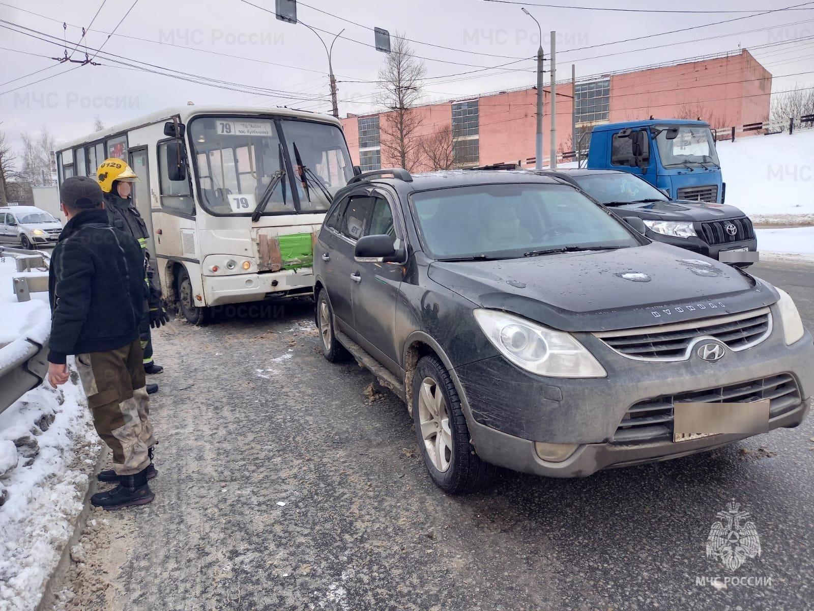 В Ярославле на проспекте Октября произошло ДТП с автобусом