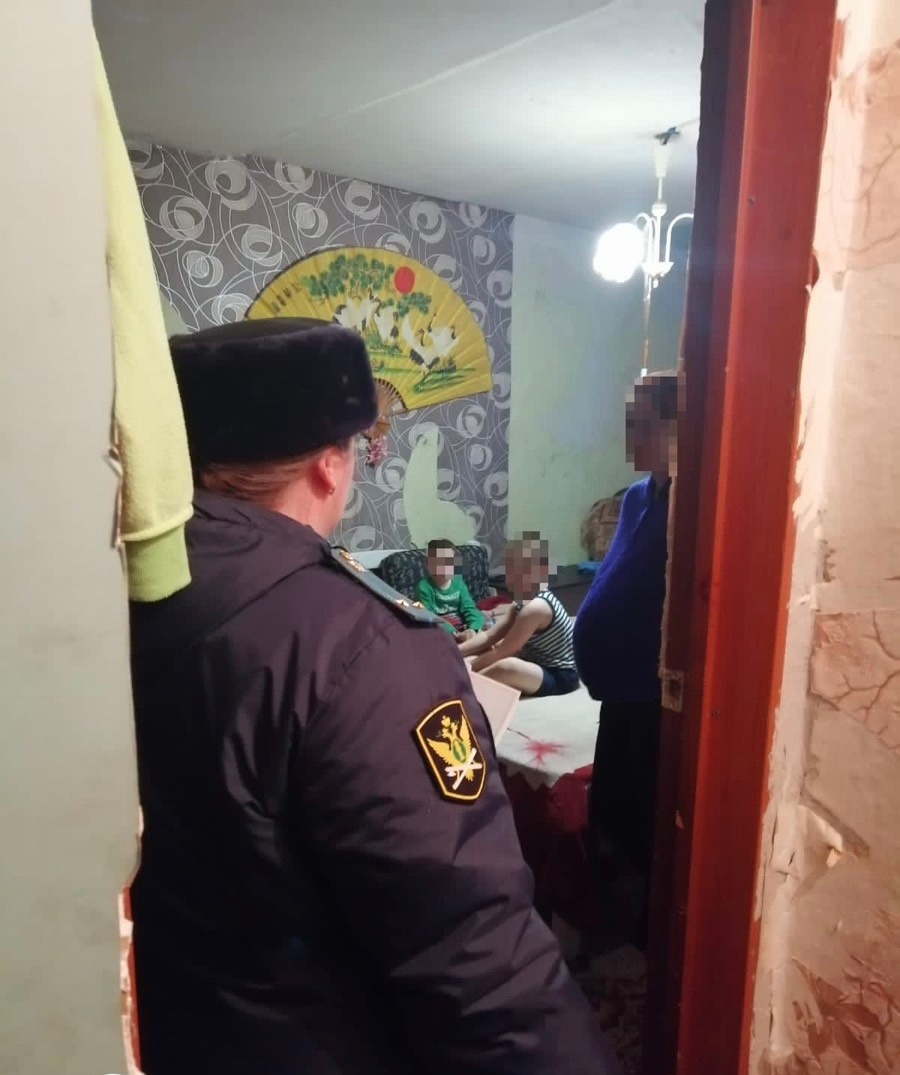 «Двухлетний малыш выпал из окна»: из ярославской семьи изъяли троих детей