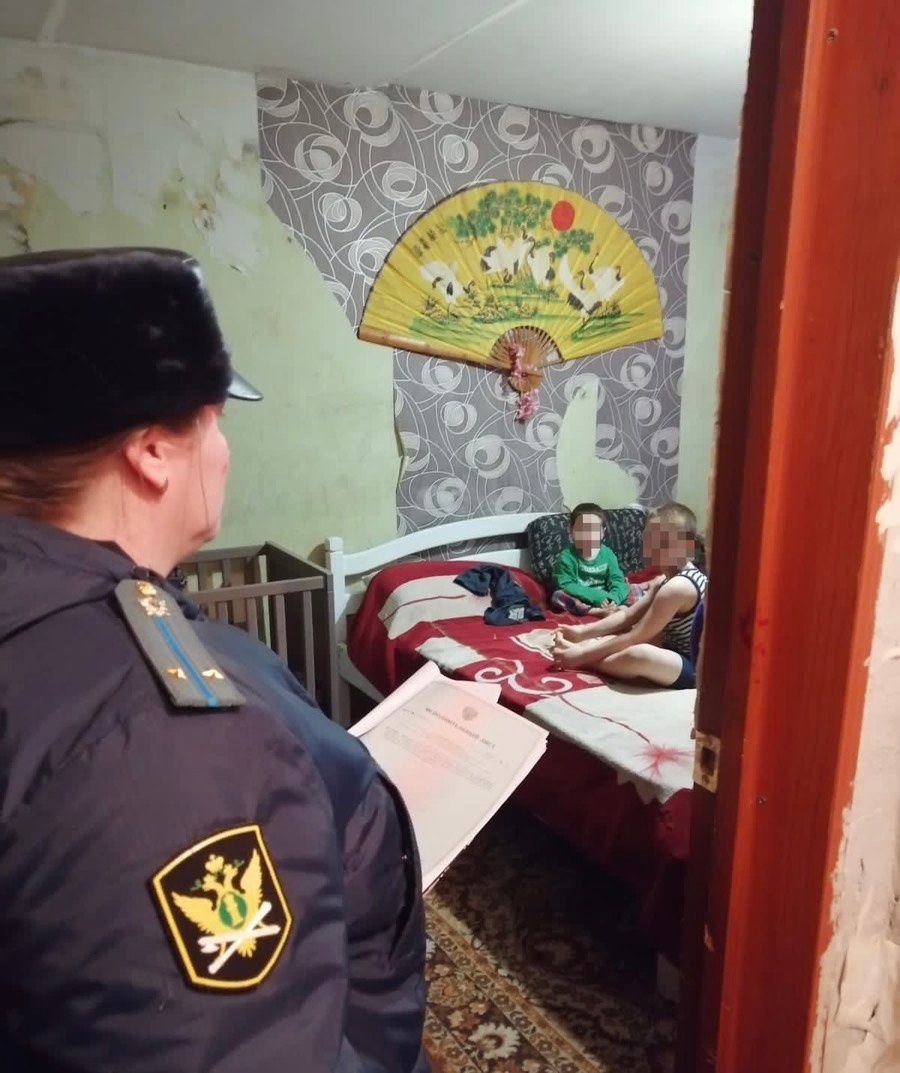 «Двухлетний малыш выпал из окна»: из ярославской семьи изъяли троих детей