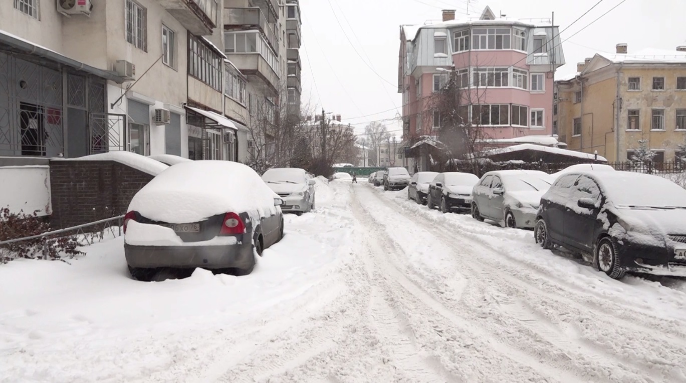 В Ярославле устраняют последствия снегопада, который обрушился на город в выходные
