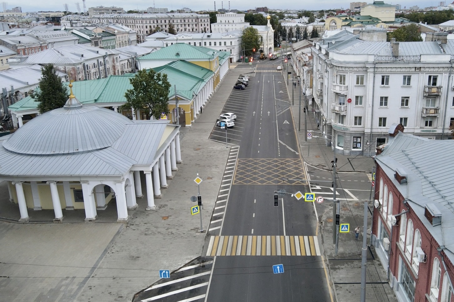 Новые светофоры, уличные светильники и барьерные ограждения установлены на дорогах Ярославской области в рамках нацпроекта