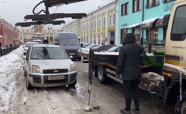 Припаркованные в центре Ярославля автомобили эвакуируют