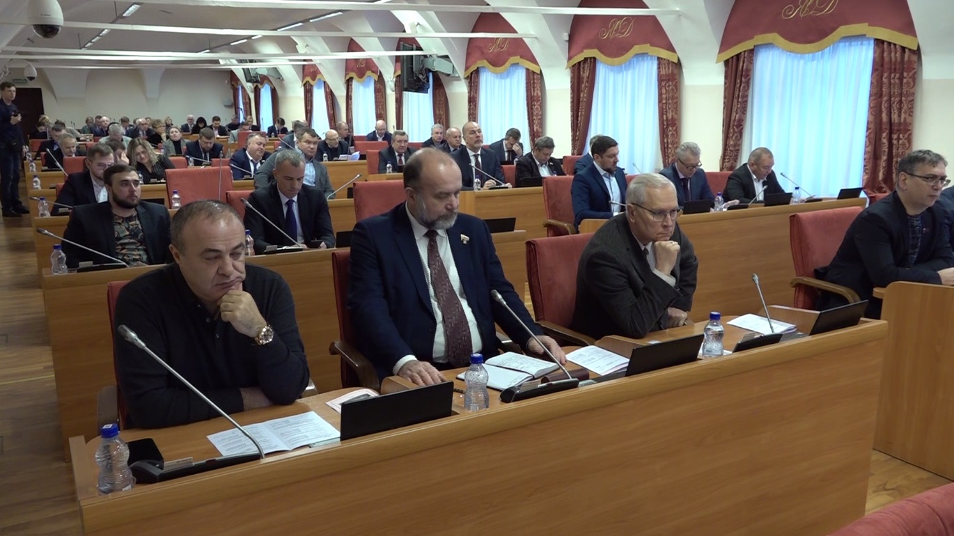 В Ярославской областной думе сегодня внесли поправки в ряд действующих законов