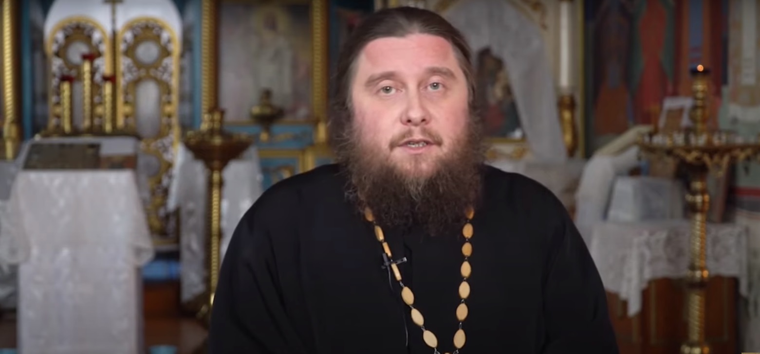 Священник из Рыбинска объяснил разницу между молитвой дома и в храме