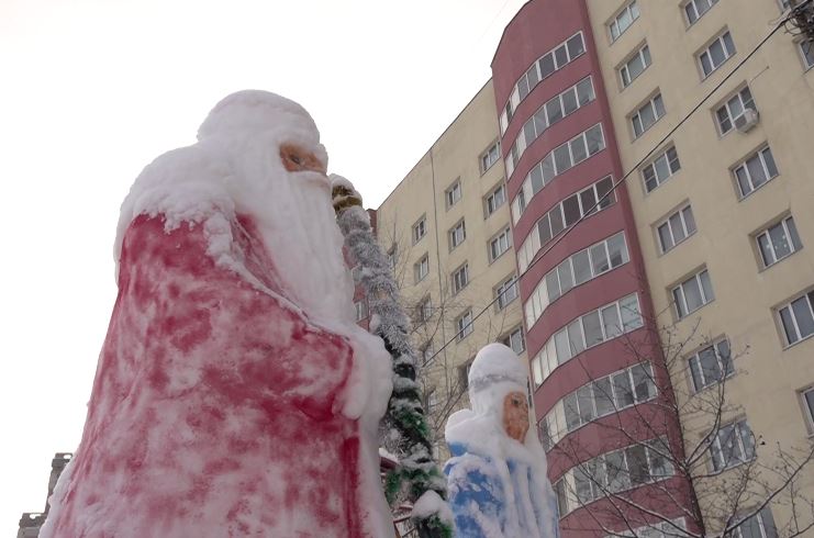 В Ярославле в разных районах города появились снежные скульптуры