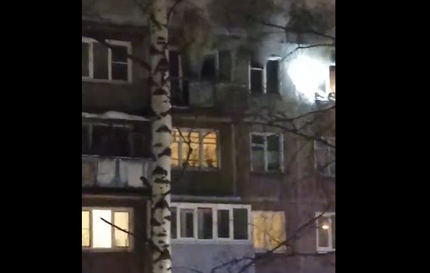Черный дым из окон: в Брагино вспыхнула квартира в многоэтажке