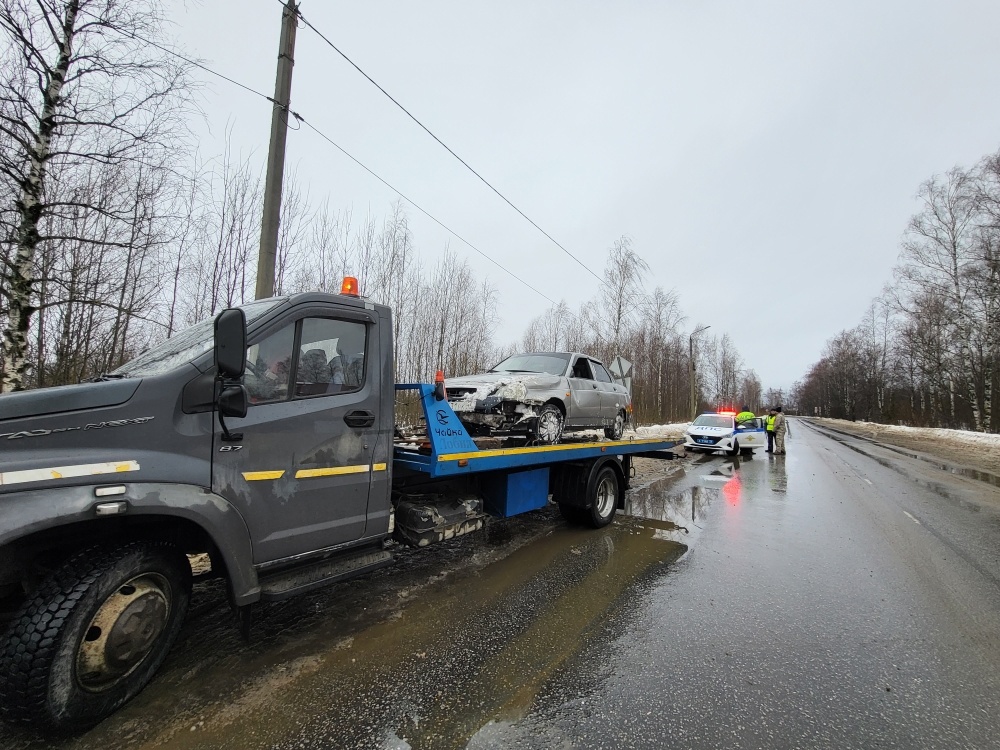 Водителя не нашли: в Ярославской области обнаружен автомобиль, попавший в ДТП