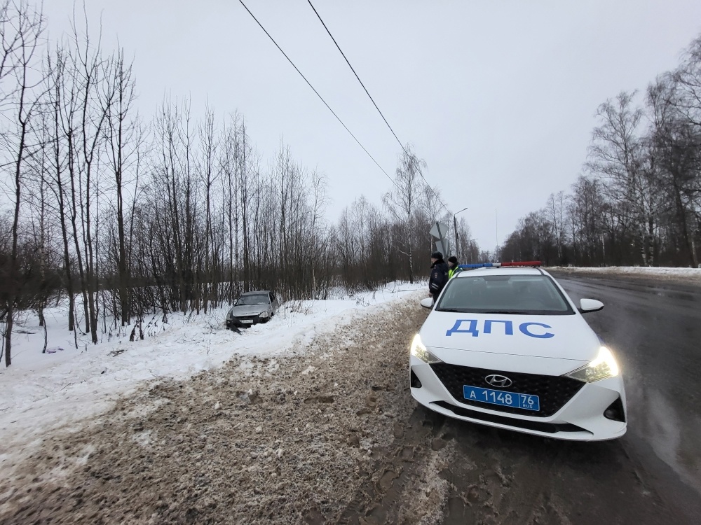 Водителя не нашли: в Ярославской области обнаружен автомобиль, попавший в ДТП