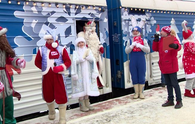 Ярославцы встретили поезд Деда Мороза на вокзале Ярославль-Главный