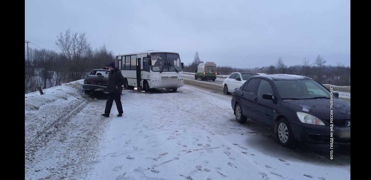 Массовая авария в Рыбинске: на окружной столкнулись три машины и автобус ПАЗ