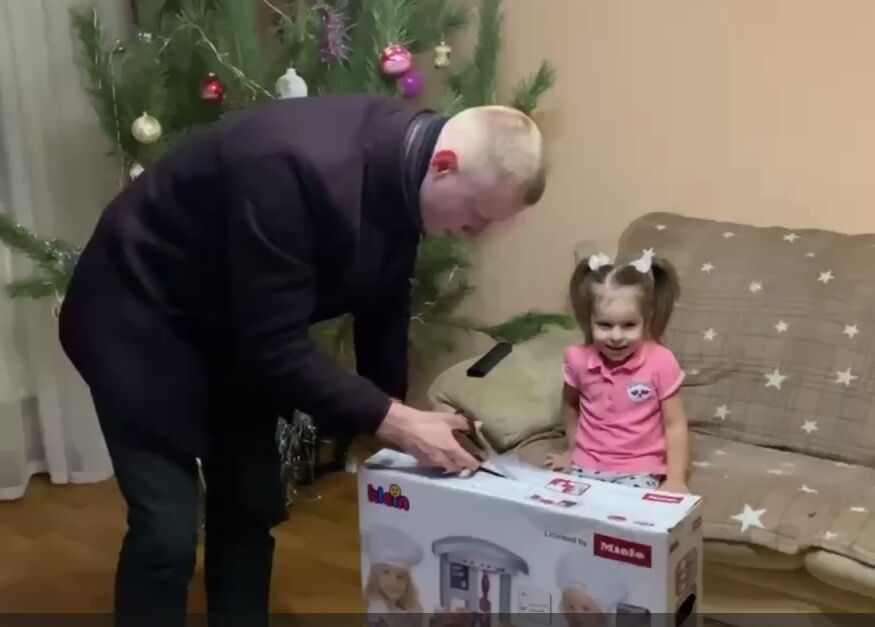 Девочке из Луганска вручили подарок от Михаила Евраева